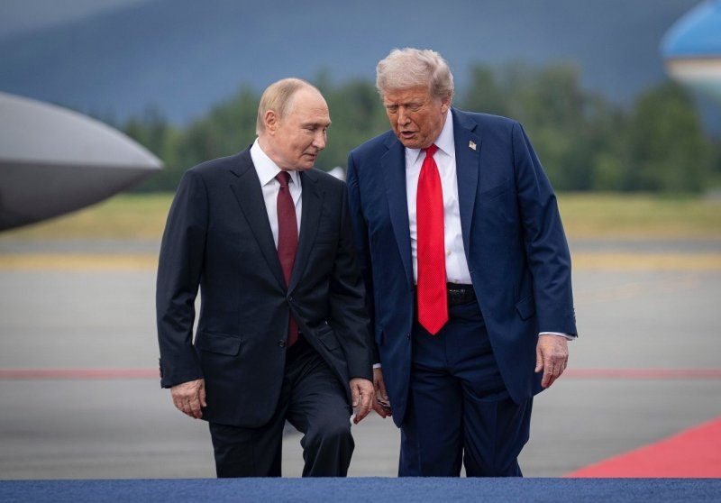 trump_putin_alaska_arrival_9260677.jpg