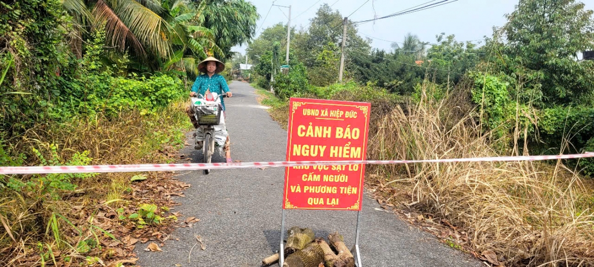 viec-di-lai-van-chuyen-hang-hoa-cua-nguoi-dan-vung-sat-lo-rat-kho-khan.jpg
