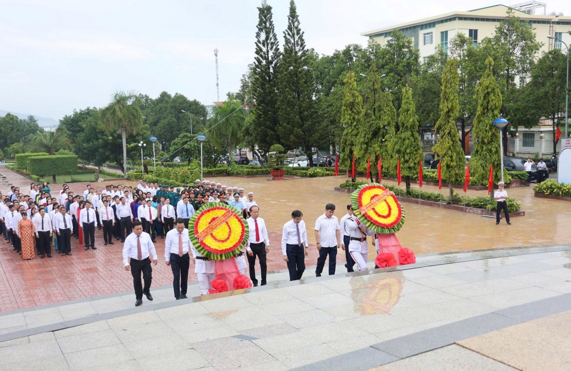 Các đại biểu dâng hoa tại Tượng đài Bác Hồ