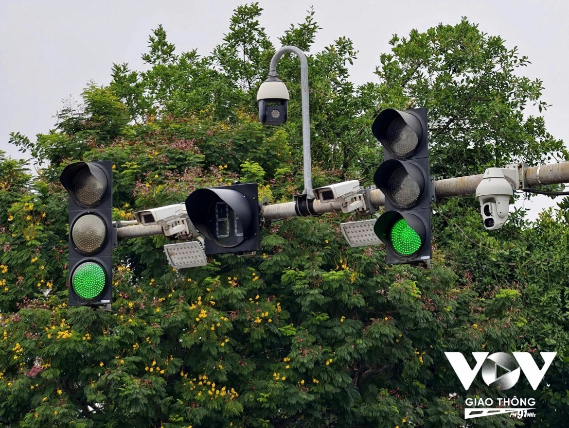 Camera, đèn tín hiệu và các thiết bị giám sát là nguồn dữ liệu quan trọng phục vụ tổ chức giao thông thông minh. Ảnh minh họa