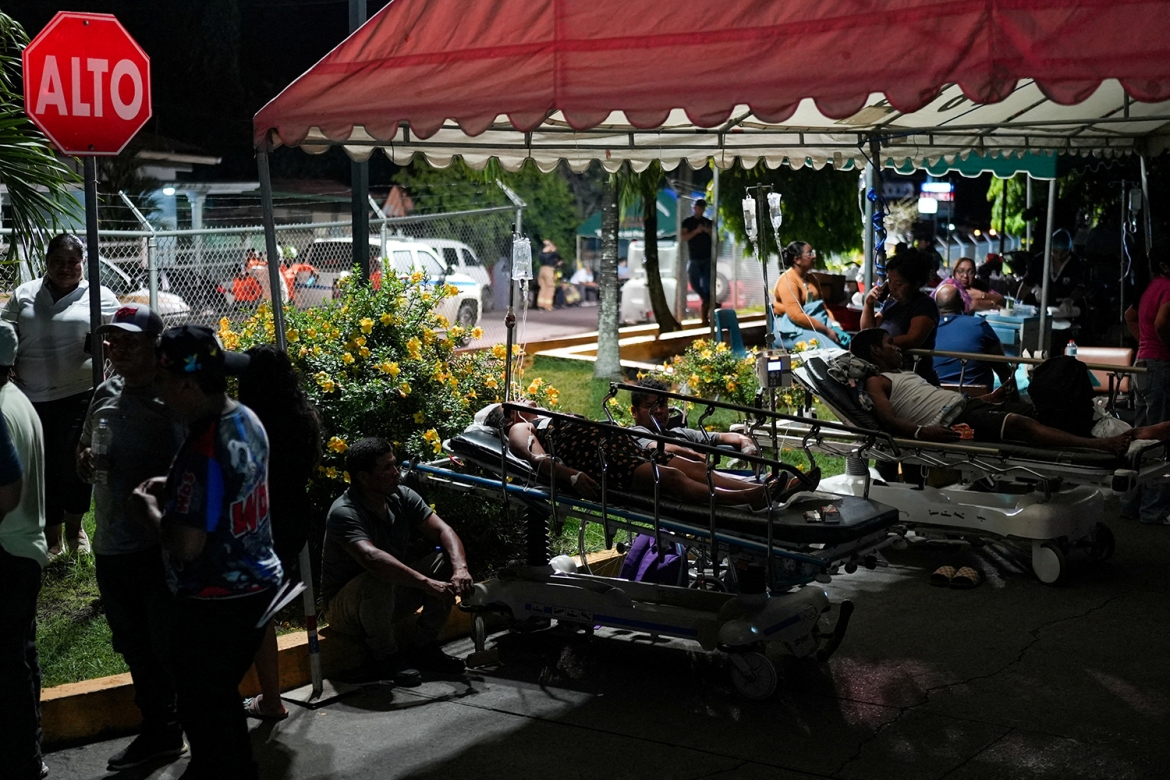Người dân và bệnh nhân tập trung ngoài trời sau khi được sơ tán khỏi Bệnh viện Aquilino Tejeira, sau trận động đất xảy ra gần bờ biển phía nam Panama, ngày 9/10/2026. Ảnh: Reuters