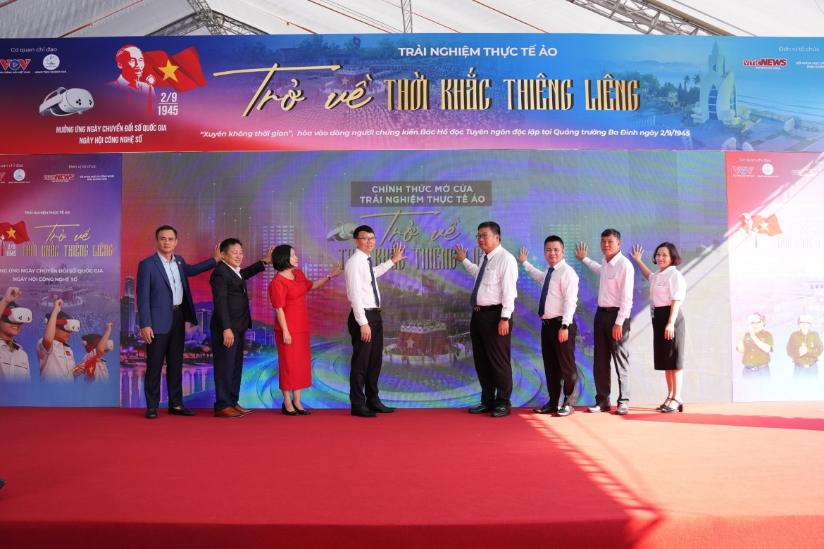 Lãnh đạo tỉnh Khánh Hòa và báo điện tử VTC NEWS (thuộc Đài VOV) thực hiện nghi thức khai mạc 