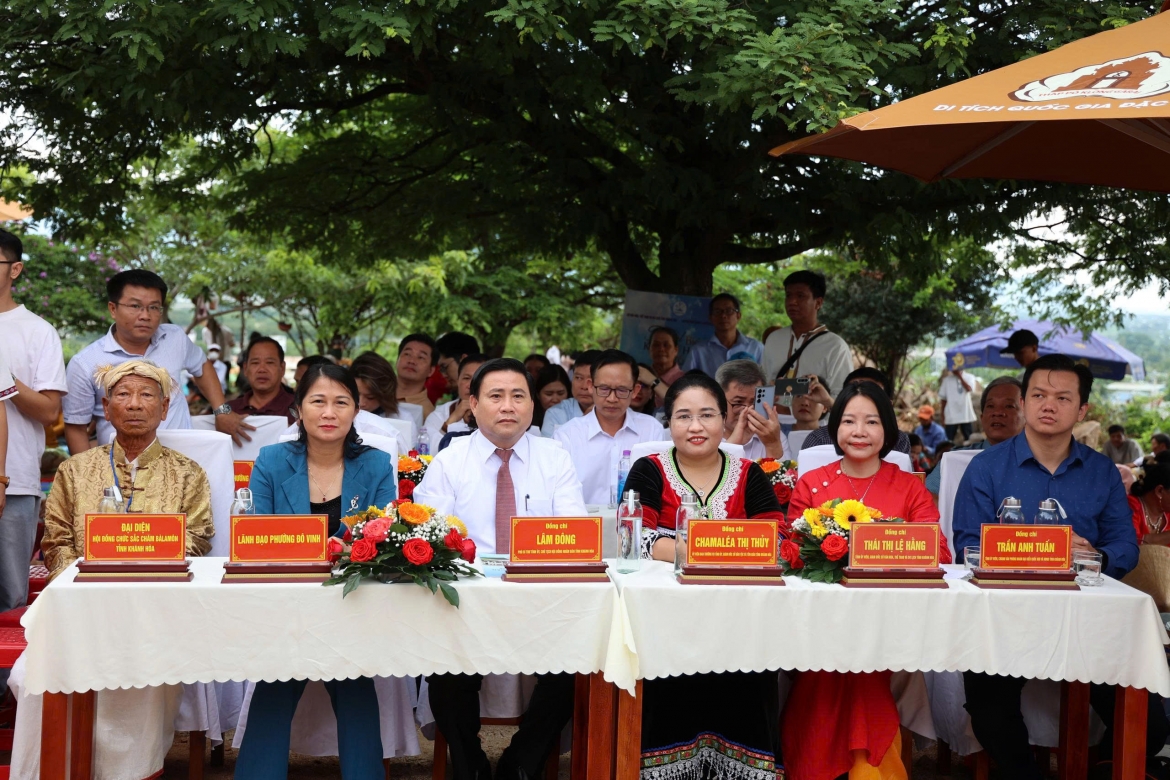 Lãnh đạo tỉnh Khánh Hòa vui hội Katê cùng đồng bào dân tộc Chăm 
