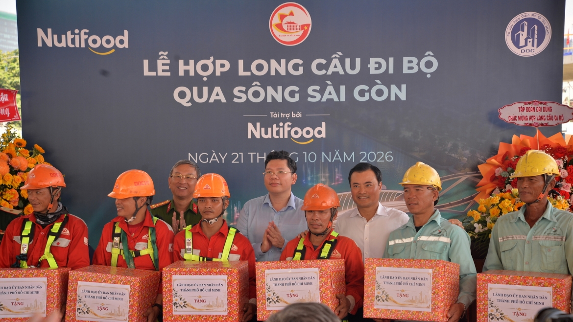 lap-vom-thep-1400-tan-hop-long-cau-di-bo-qua-song-sai-gon-2.jpg