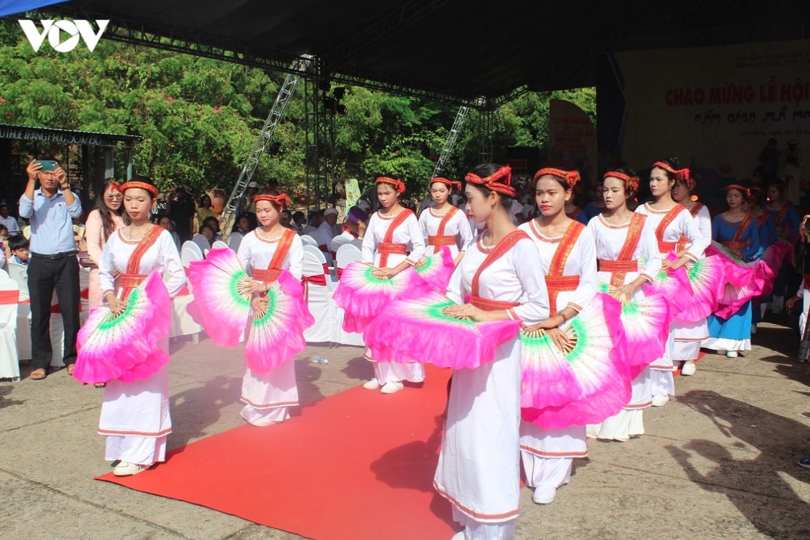 Thiếu nữ Chăm tham gia đoàn rước y trang tại tháp Pô Sah Inư ở tỉnh Lâm Đồng trong dịp Lễ hội Katê năm 2025