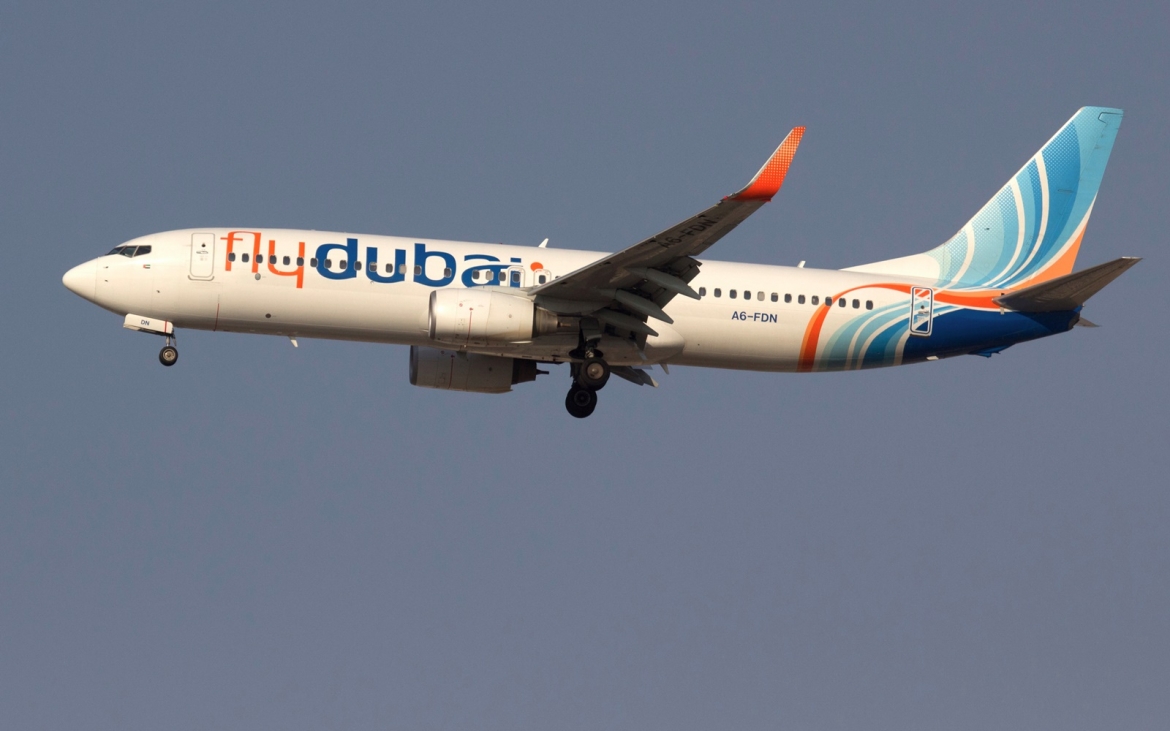 may-bay-cho-khach-may-bay-boeing-may-bay-flydubai-tren-bau-troi-dubai-bau-troi-uae-phi-co-thuong-mai-.reu_.jpg