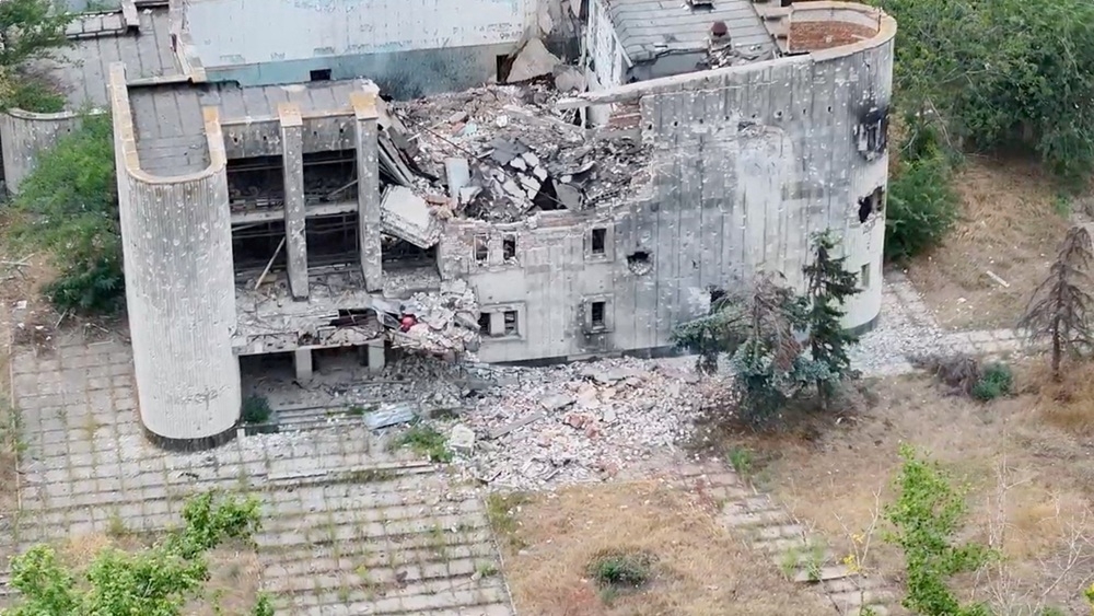 Một tòa nhà bị phá hủy ở vùng Kherson, Ukraine do Nga kiểm soát. Ảnh: Reuters
