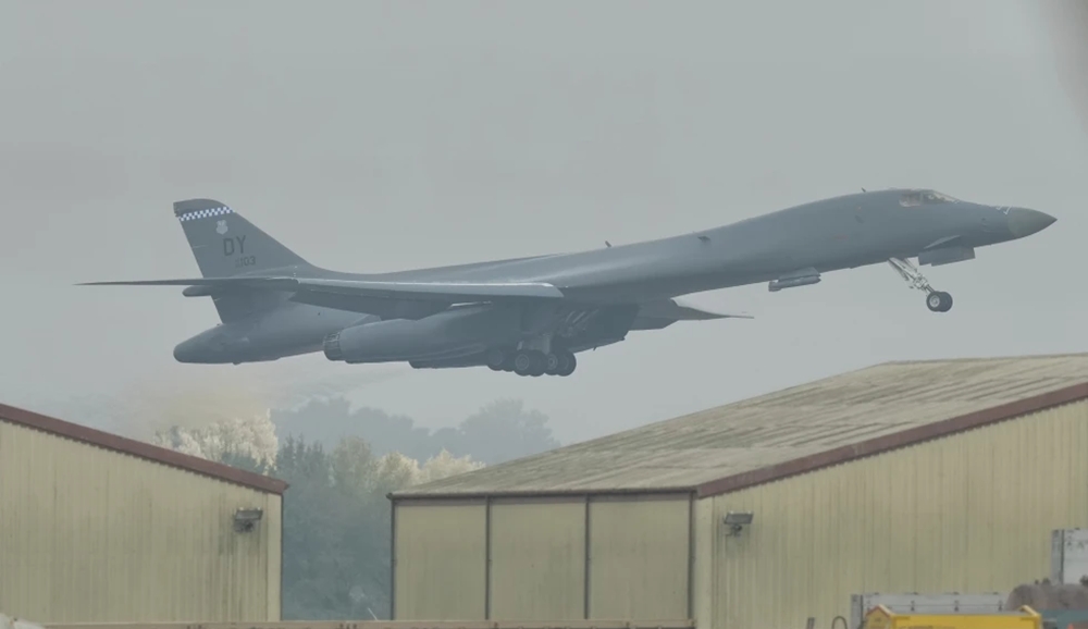 Một máy bay ném bom B-1 của Mỹ cất cánh từ căn cứ không quân RAF Fairford ở Fairford, ANh, Ảnh: AP