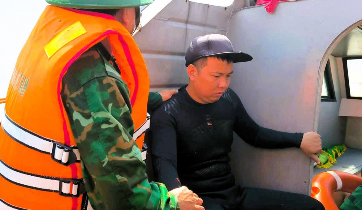 nan-nhan-duoc-cuu-vot-dua-len-thuyen-an-toan.jpg