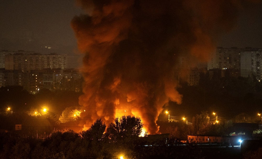 Nga phát động cuộc tấn công bằng tên lửa và máy bay không người lái vào thủ đô Kiev, Ukraine. Ảnh: Reuters