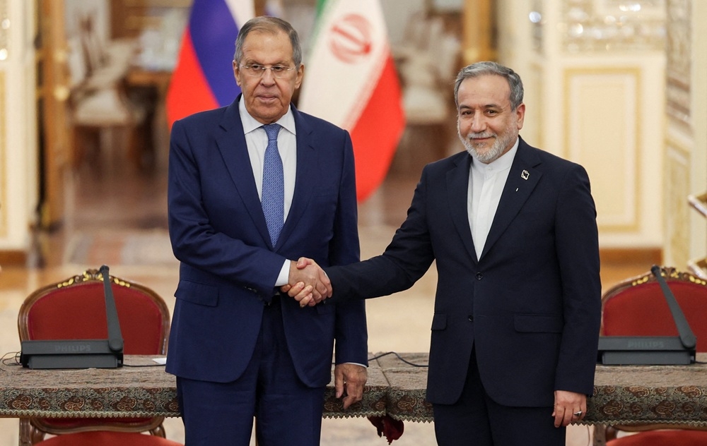 Ngoại trưởng Iran Abbas Araghchi bắt tay với Ngoại trưởng Nga Sergei Lavrov trong cuộc gặp tại Tehran, Iran. Ảnh: Reuters