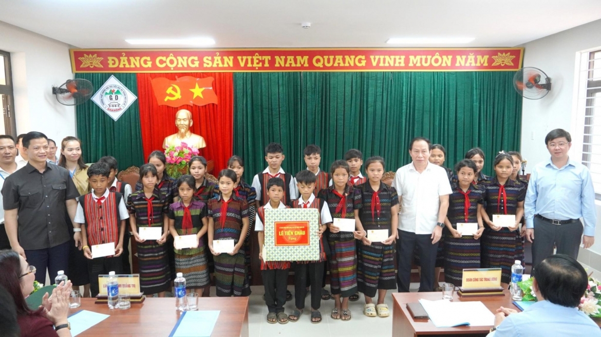 pho-thu-tuong-chinh-phu-le-tien-chau-tang-qua-cac-hoc-sinh-truong-noi-tru-lien-cap-tieu-hoc-va-trung-hoc-co-so-dakrong.jpg