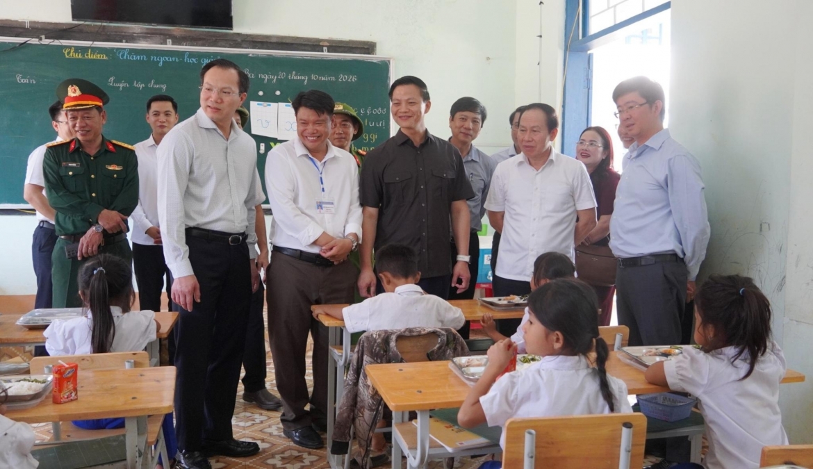 pho-thu-tuong-chinh-phu-le-tien-chau-tham-dong-vien-cac-hoc-sinh-dong-bao-dan-toc-thieu-so.jpg