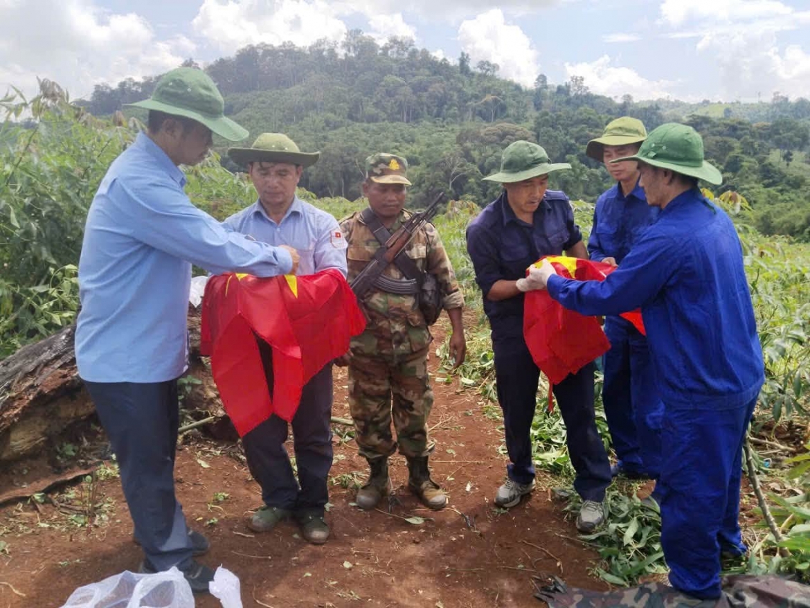 phu-quoc-ky-len-hai-hai-cot-liet-si.jpeg