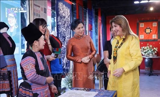potal-phu-nhan-tong-bi-thu-chu-tich-nuoc-va-phu-nhan-tong-thong-panama-tim-hieu-van-hoa-cac-dan-toc-viet-nam-stand.jpg
