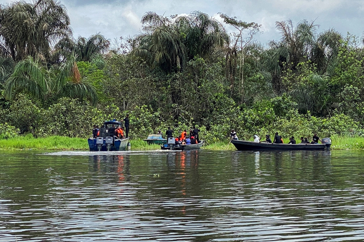 Lực lượng cứu hộ triển khau tới khu vực Igbokoda, nơi chiếc trực thăng quân sự Nigeria chở 32 hành khách và phi hành đoàn bị rơi, ngày 6/10/2026. Ảnh: Reuters