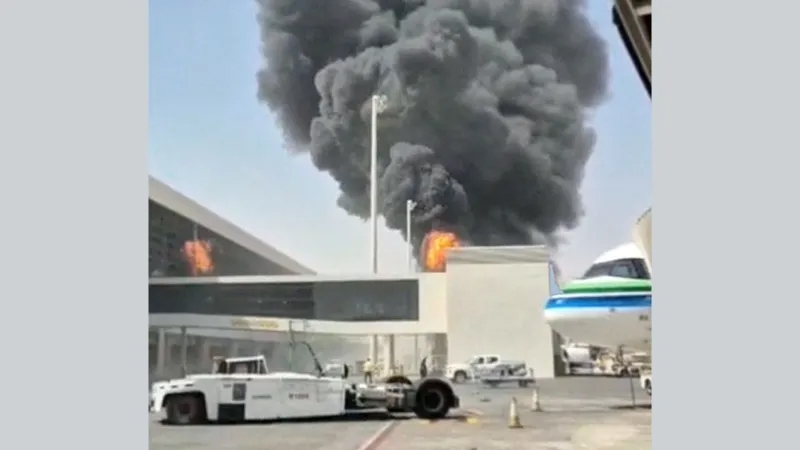 Khói và lửa bốc lên từ sân bay Riyadh của Saudi Arabia sau khi lực lượng Houthi tuyên bố đã tấn công sân bay này hôm 8/10. Ảnh: Mạng xã hội/Reuters
