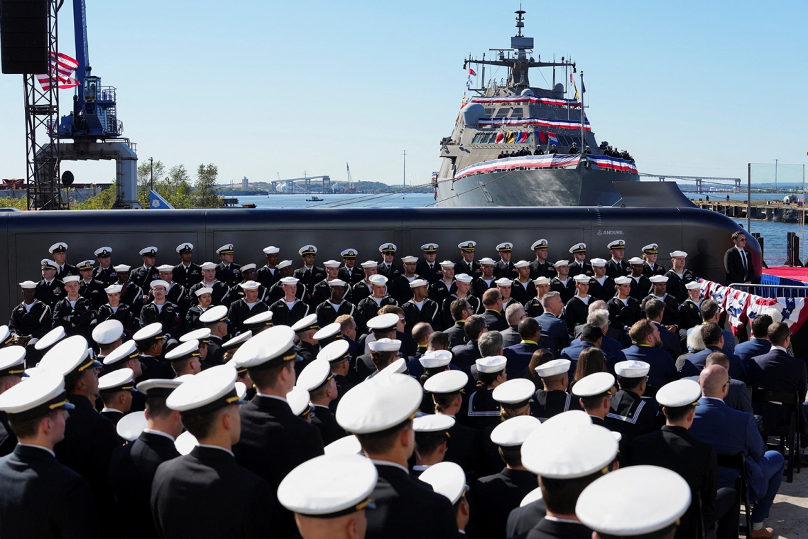 Các thành viên thủy thủ đoàn của tàu USS Billings tham dự một sự kiện tại Xưởng đóng tàu Sparrows Point, bang Maryland, Mỹ, ngày 6/10/2026. Ảnh: Reuters