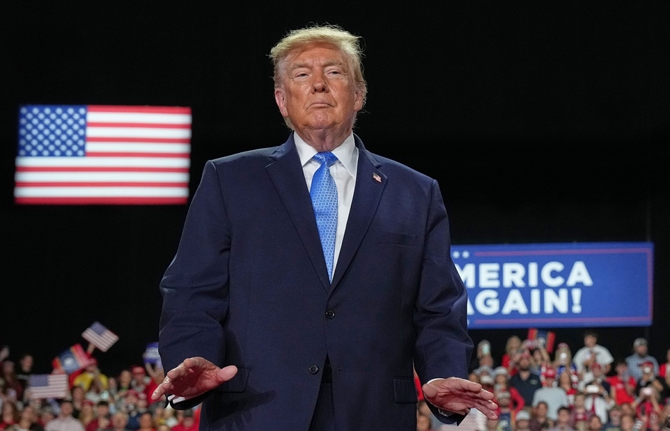 Tổng thống Donald Trump vận động nước rút tại bang Mississippi, trong bối cảnh đảng Cộng hòa đối mặt với nhiều thách thức trước cuộc bầu cử giữa nhiệm kỳ. Ảnh: AP