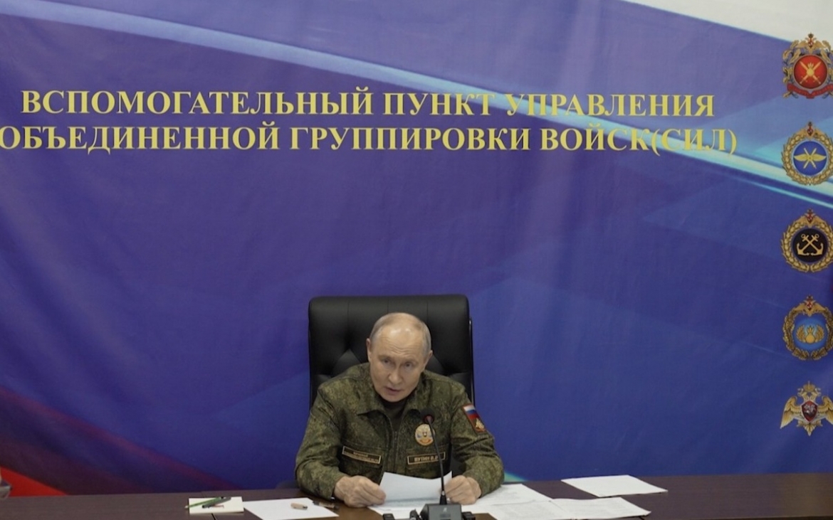tong-thong-nga-putin-mac-quan-phuc-putin-hop-voi-chi-huy-quan-su-nga-.kremlin.jpg