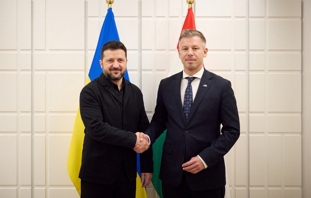 Tổng thống Ukraine Volodymyr Zelensky và Thủ tướng Hungary Peter Magyar tại hội nghị thượng đỉnh các nhà lãnh đạo Liên minh châu Âu ở Brussels, Bỉ. Ảnh: Reuters