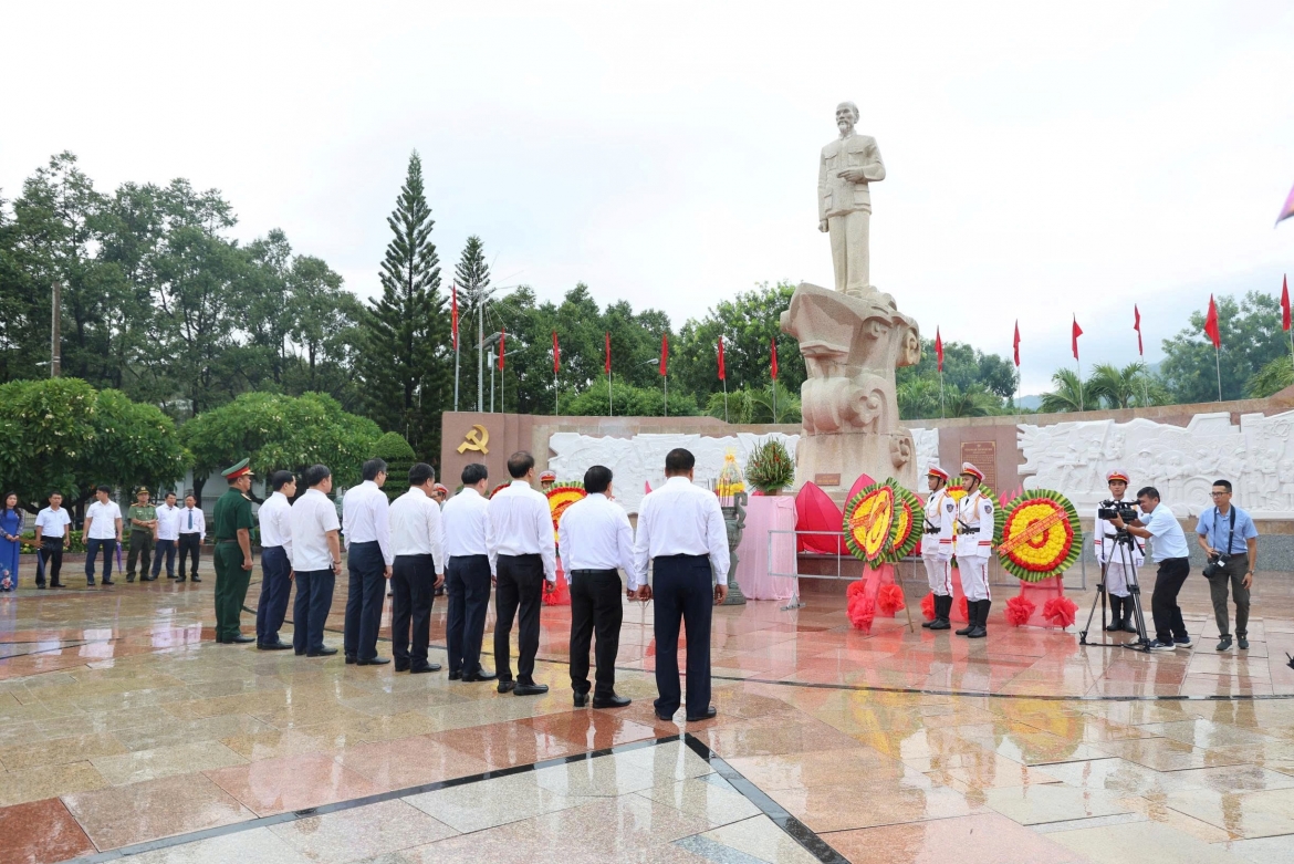 Tượng đài Bác Hồ bên bờ vịnh Cam Ranh