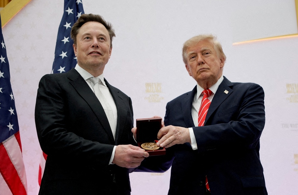 Tỷ phú Elon Musk và gia đình ông Trump có thể trở thành những đối tượng được giám sát. Ảnh mih họa: Reuters