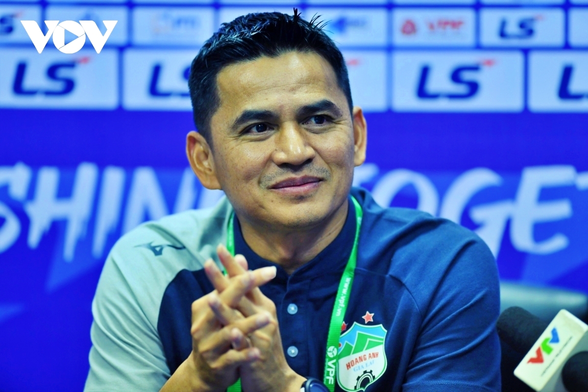 hlv kiatisuk tung hoa mu truoc tran ha noi fc - hagl hinh anh 1