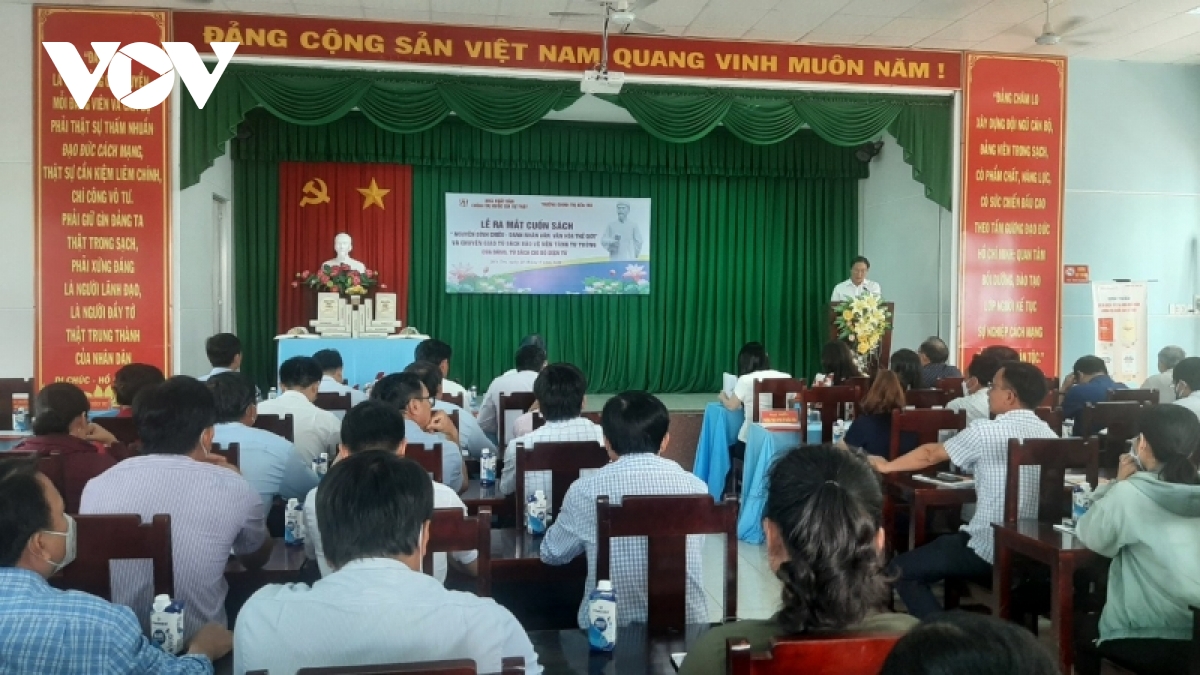 ra mat cuon sach nguyen Dinh chieu - danh nhan van hoa the gioi tai ben tre hinh anh 1