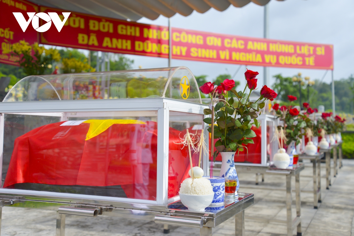 truy dieu, an tang hai cot liet si quan tinh nguyen viet nam hy sinh tai lao hinh anh 2