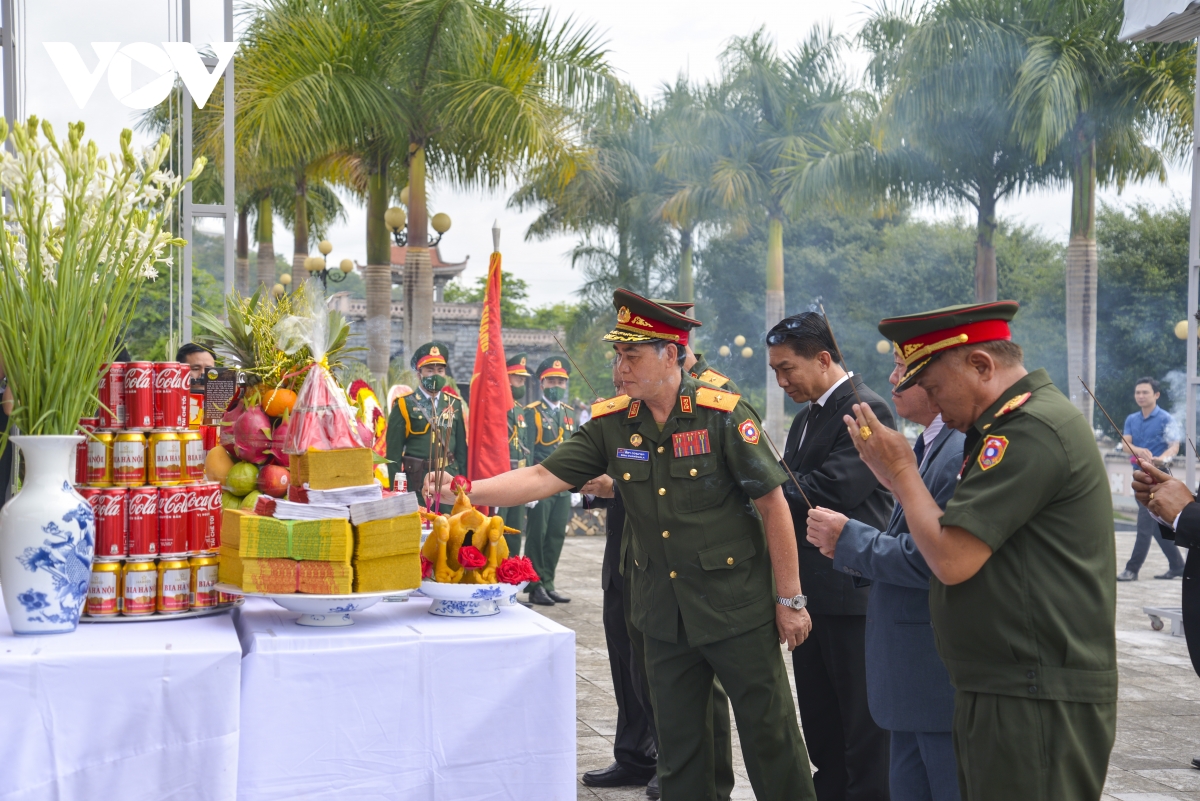 truy dieu, an tang hai cot liet si quan tinh nguyen viet nam hy sinh tai lao hinh anh 3