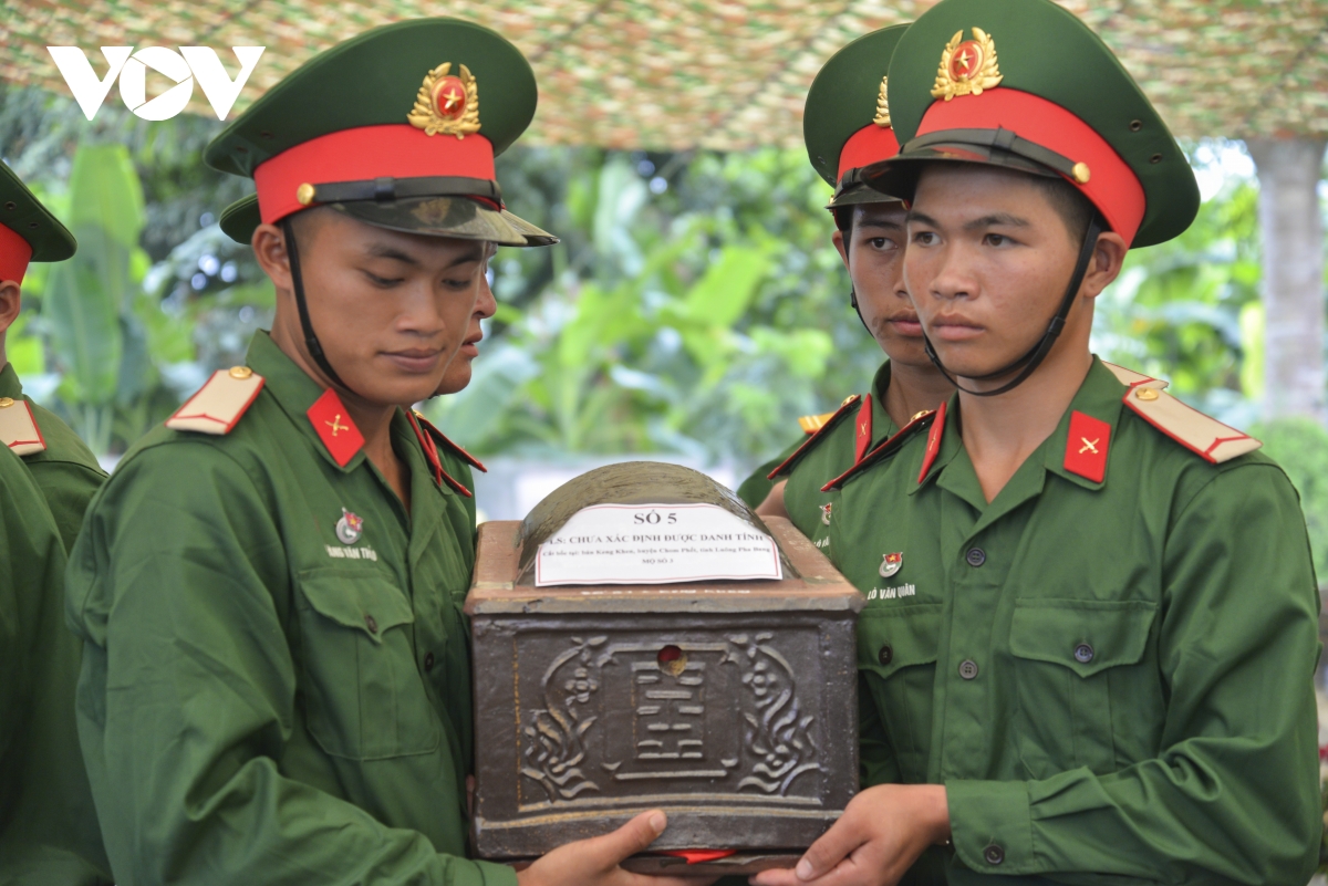 truy dieu, an tang hai cot liet si quan tinh nguyen viet nam hy sinh tai lao hinh anh 4