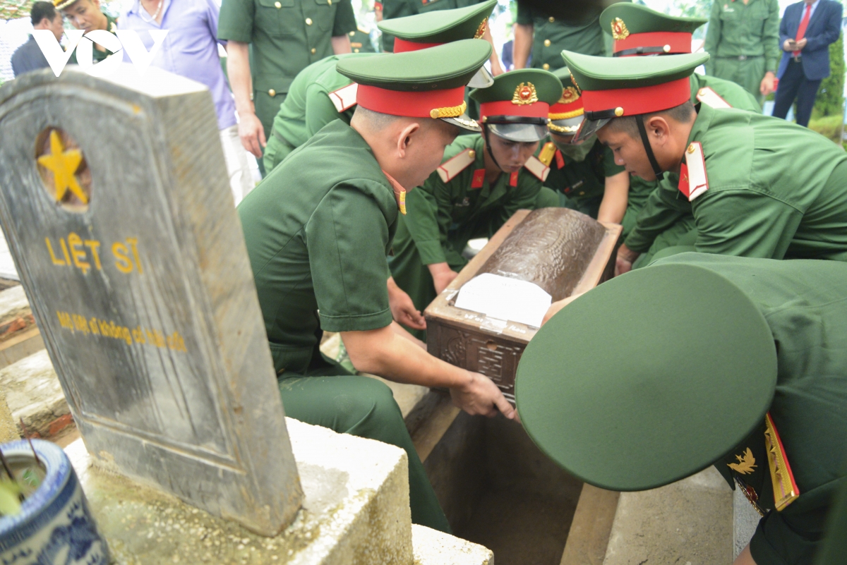 truy dieu, an tang hai cot liet si quan tinh nguyen viet nam hy sinh tai lao hinh anh 5
