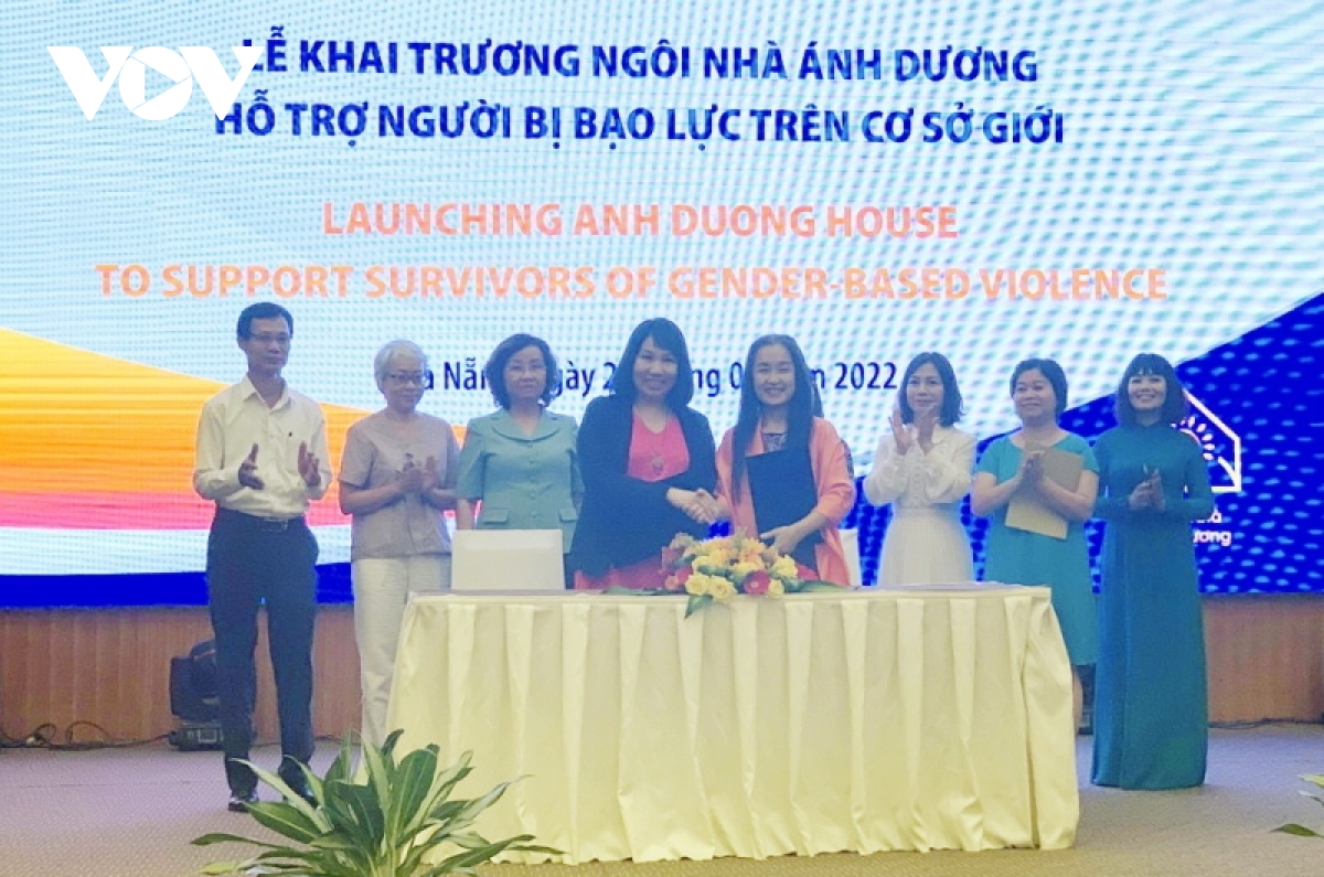 Dua ngoi nha Anh duong vao hoat dong, ho tro nguoi bi bao luc ve gioi hinh anh 1