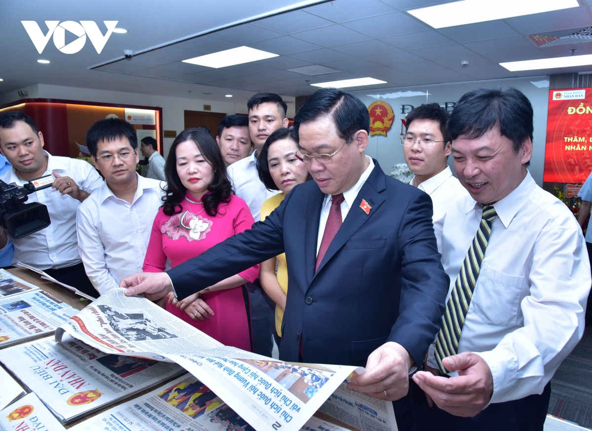 chu tich quoc hoi vuong Dinh hue tham, lam viec voi bao Dai bieu nhan dan hinh anh 1