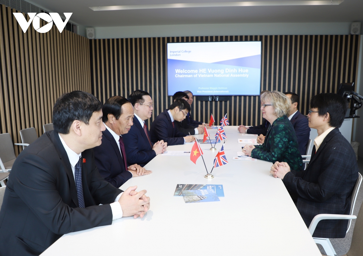 chu tich quoc hoi vuong Dinh hue tiep lanh dao truong imperial college london hinh anh 2