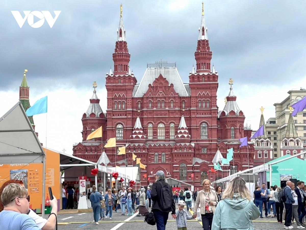 le hoi sach quang truong Do lan thu 8 tai thu do moscow, nga hinh anh 1