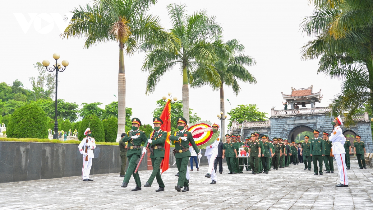truy dieu, an tang hai cot liet si quan tinh nguyen viet nam hy sinh tai lao hinh anh 1