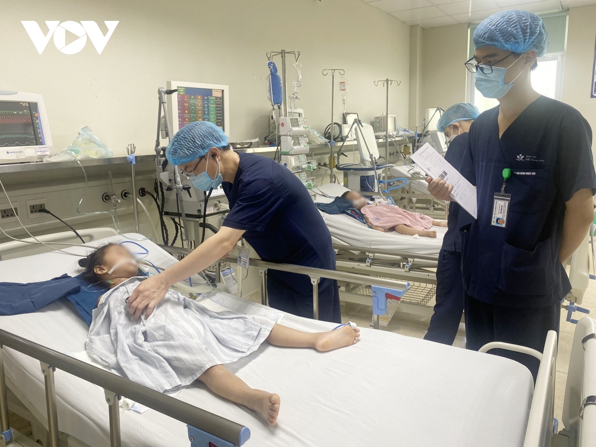 quen tiem vaccine nhac lai, tre bi liet tu cho do di chung viem nao nhat ban hinh anh 1