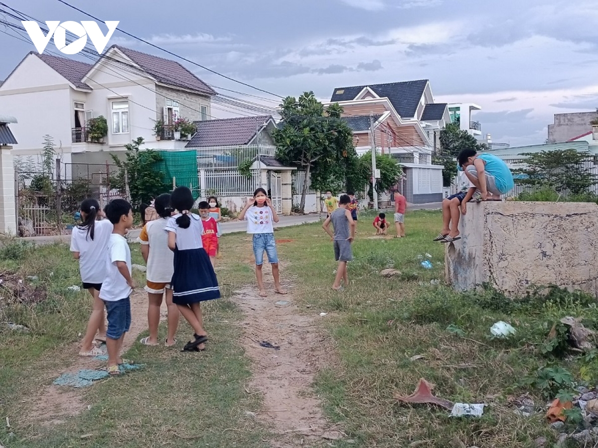 san choi he cho tre em o nong thon vua thieu, vua yeu hinh anh 1
