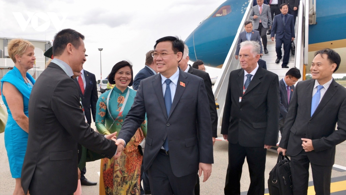 chu tich quoc hoi den budapest, bat dau chuyen tham chinh thuc hungary hinh anh 2