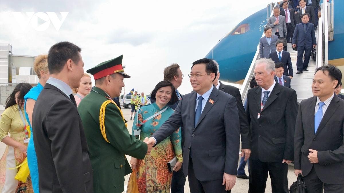 chu tich quoc hoi den budapest, bat dau chuyen tham chinh thuc hungary hinh anh 3
