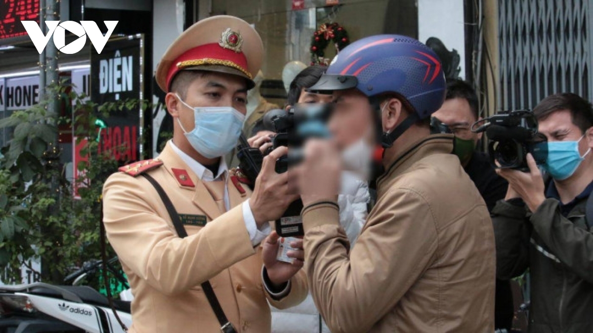 Dieu khien xe sau khi uong bia ruou bi phat nhu the nao hinh anh 1