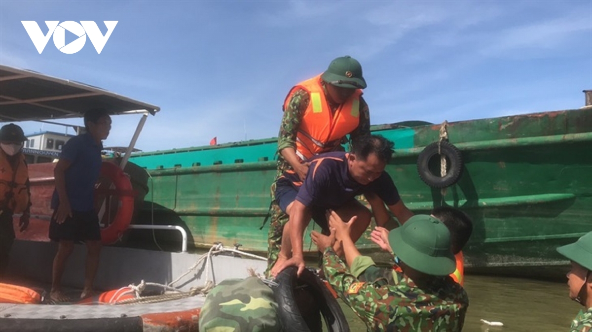 tham hoi dong vien gia dinh 8 ngu dan bi tau dam chim hinh anh 1