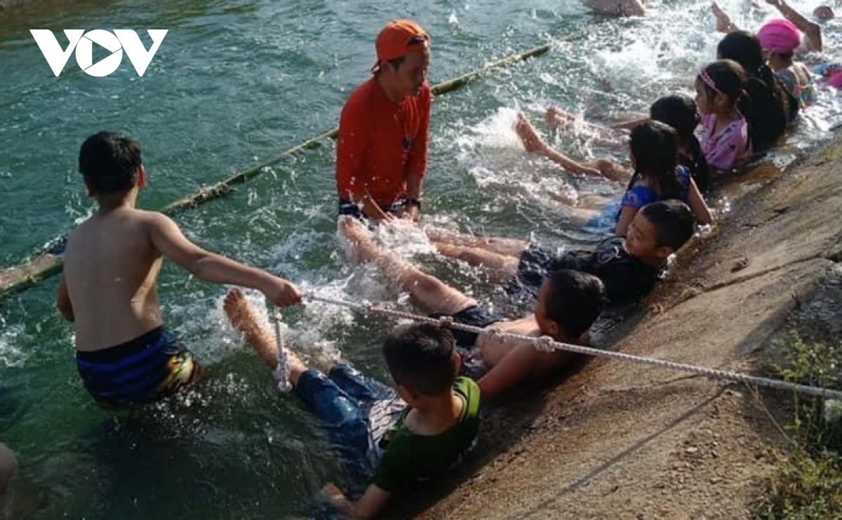  quang tri mo nhieu lop day boi mien phi cho tre em hinh anh 1