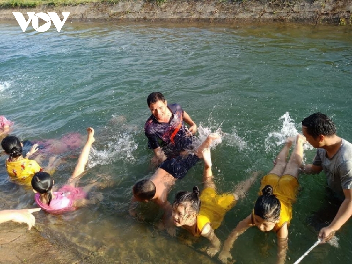  quang tri mo nhieu lop day boi mien phi cho tre em hinh anh 2