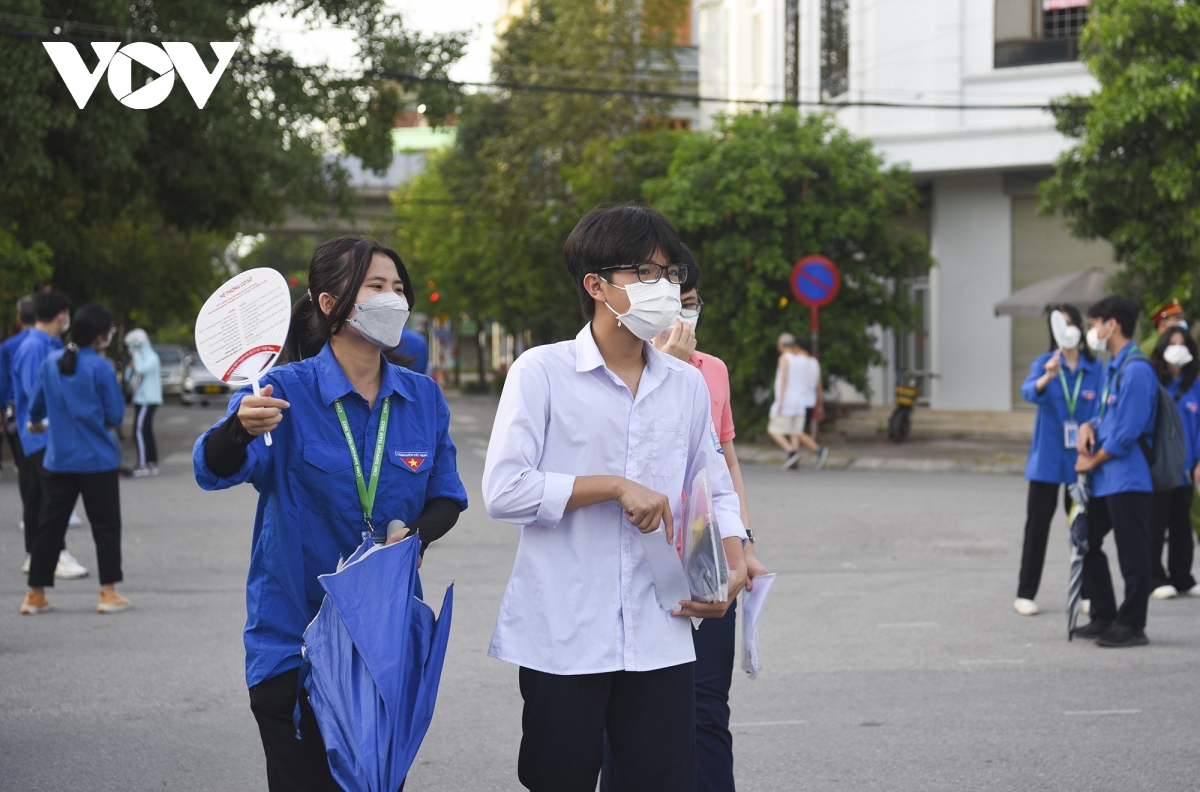 phu huynh xot xa nhin con sut can, mat an mat ngu lo hoc thi vao truong chuyen hinh anh 1