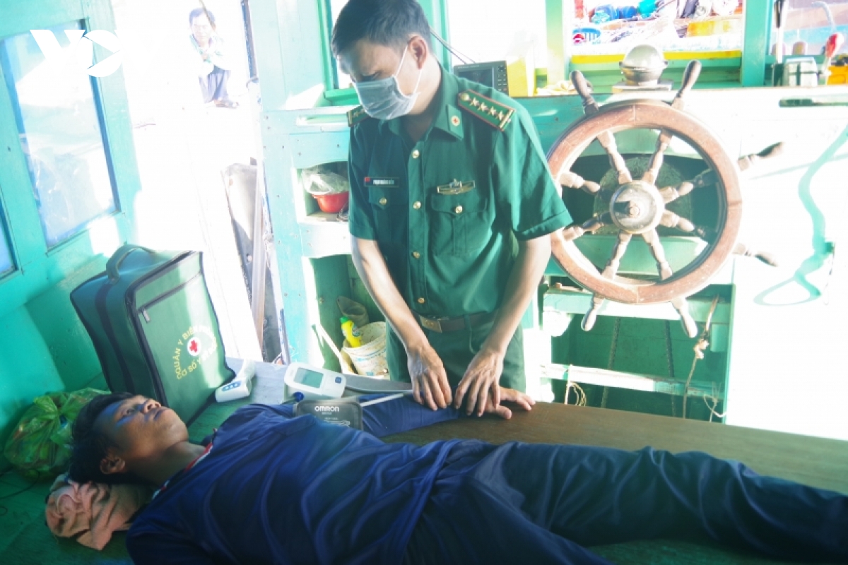 cuu 1 ngu dan gap nan tren bien hinh anh 2