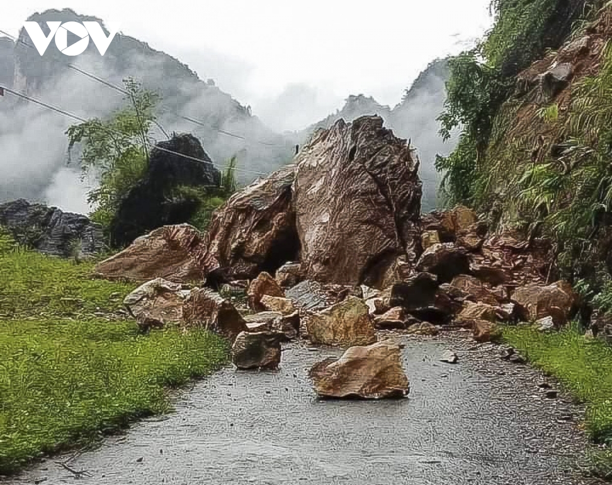 mua lon khien nhieu tuyen duong tai Dien bien bi sat lo, giao thong te liet hinh anh 2