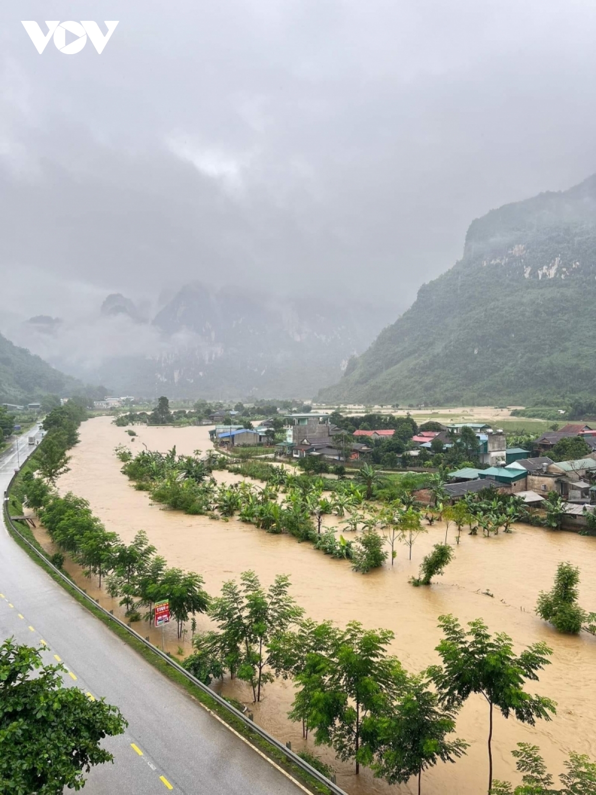mua lon khien nhieu tuyen duong tai Dien bien bi sat lo, giao thong te liet hinh anh 3